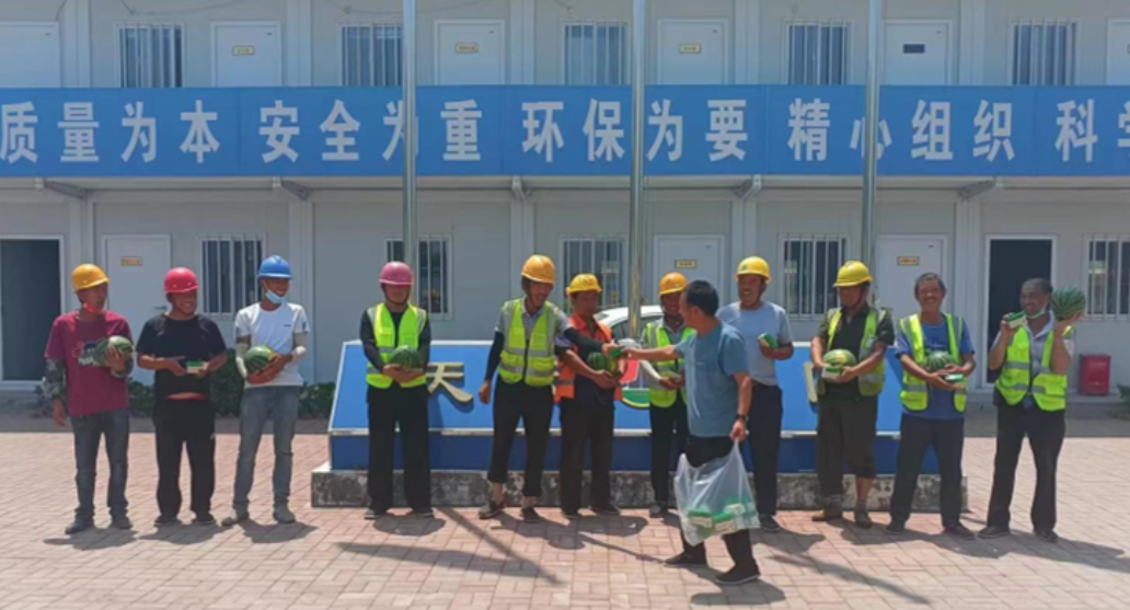 天順?lè )止緸轫椖坎堪l(fā)放防暑用品